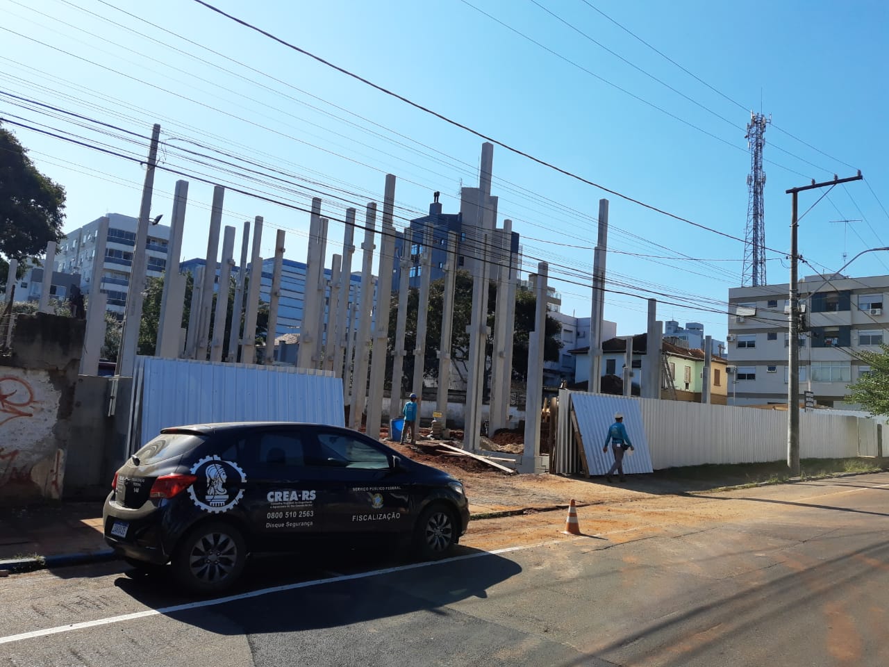 Fiscalizar as obras civis e os itens de segurança do trabalho visando combater o exercício ilegal 